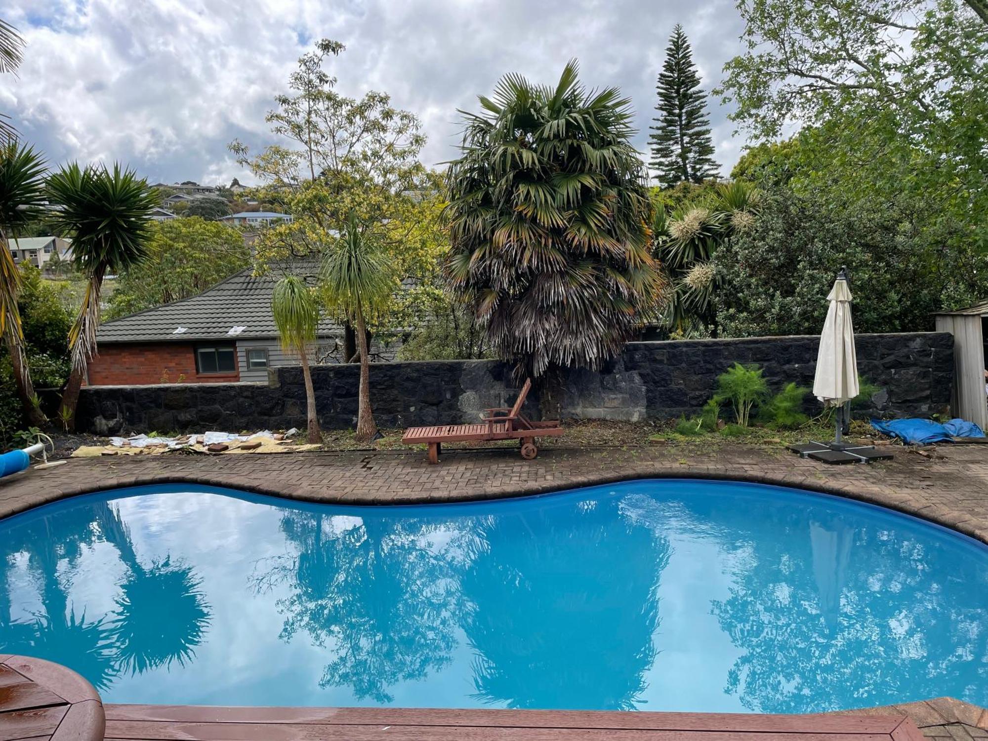 Pool Side Flat Mairangi Bay *