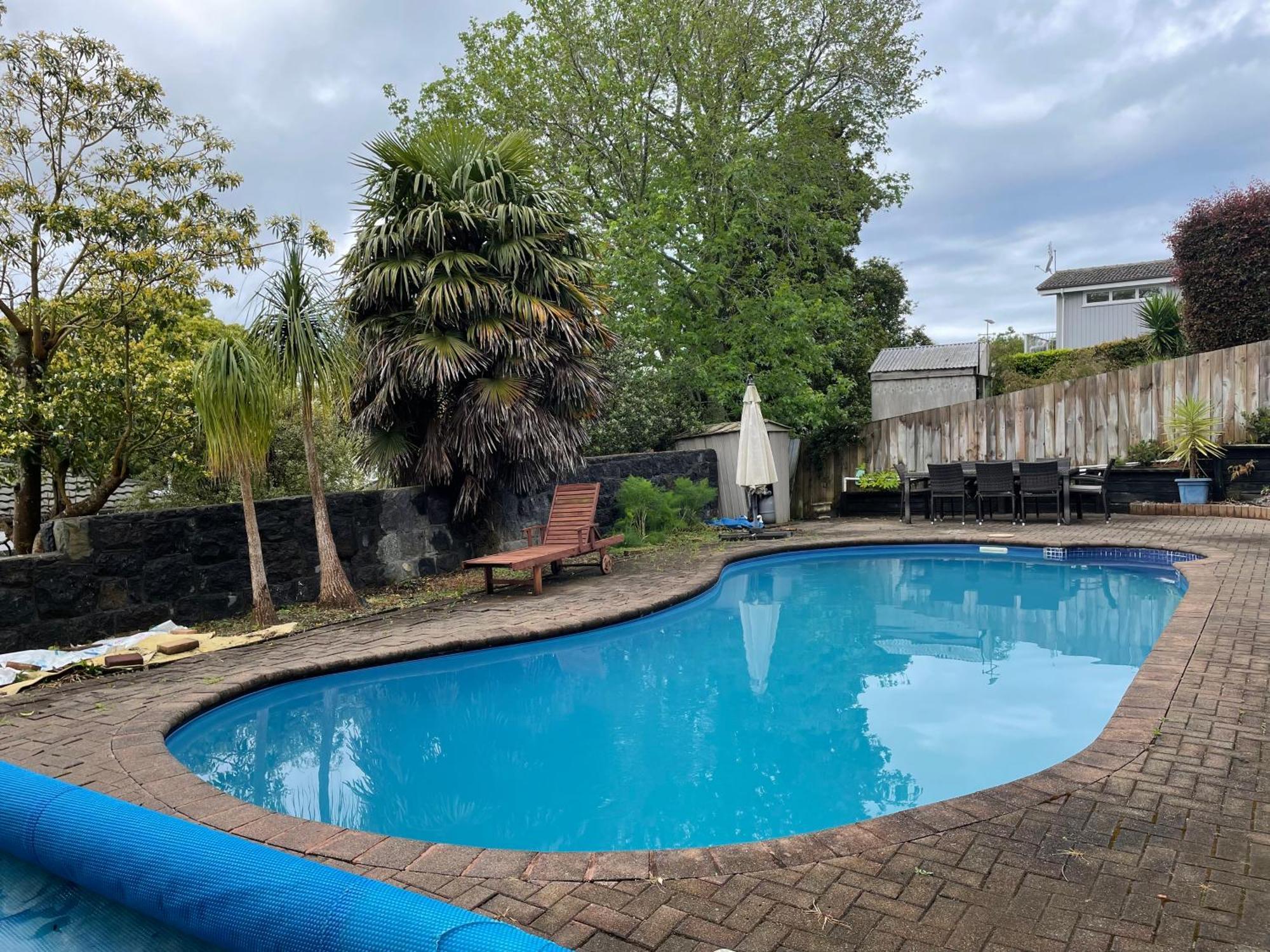 Pool Side Flat Mairangi Bay *